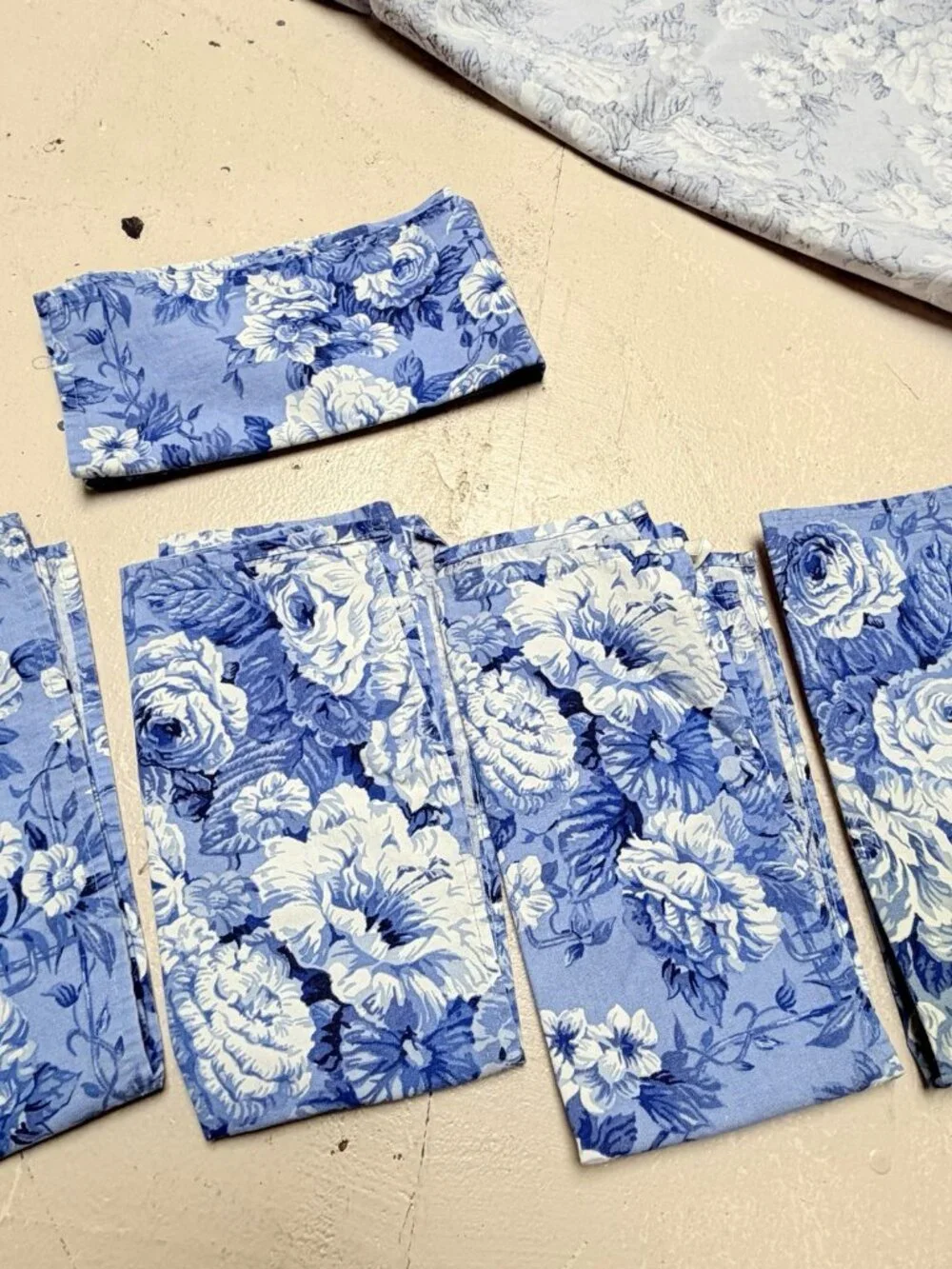 Charter Club Round Cotton Blue Roses Tablecloth 5 Napkins Cottage Summer Garden